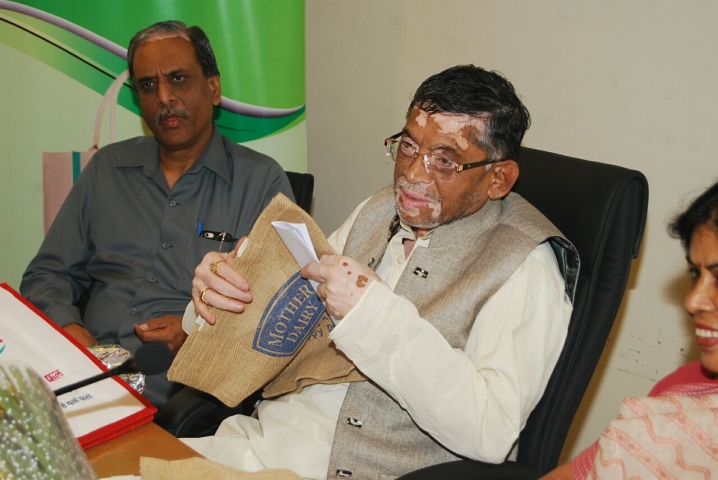 Shri Santosh Kumar Gangwar, Hon'ble Minister of State for Textiles (Independent Charge) launching Jute Carry Bags for sale at Mother Dairy & Safal Outlets in National Capital Region on 19th April 2016 Shri Santosh Kumar Gangwar, Hon'ble Minister of State for Textiles (Independent Charge) launching Jute Carry Bags for sale at Mother Dairy & Safal Outlets in National Capital Region on 19th April 2016