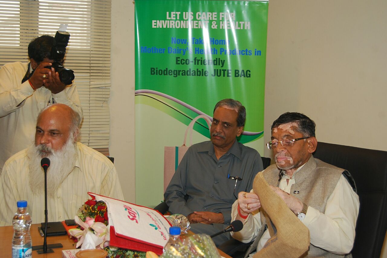 Shri Santosh Kumar Gangwar, Hon'ble Minister of State for Textiles (Independent Charge) launching Jute Carry Bags for sale at Mother Dairy & Safal Outlets in National Capital Region on 19th April 2016 Shri Santosh Kumar Gangwar, Hon'ble Minister of State for Textiles (Independent Charge) launching Jute Carry Bags for sale at Mother Dairy & Safal Outlets in National Capital Region on 19th April 2016