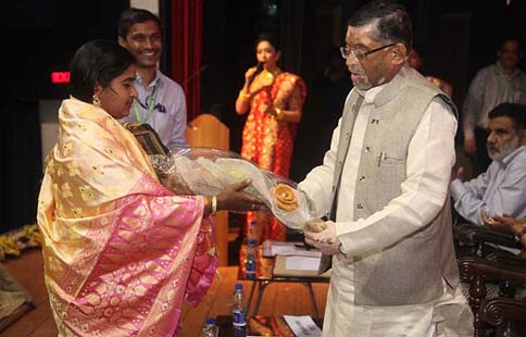 Hon'ble MOST Shri Santosh Kumar Gangwar being greeted by WSHG member at National Seminar on Jute Diversified Products at Kolkata Hon'ble MOST Shri Santosh Kumar Gangwar being greeted by WSHG member at National Seminar on Jute Diversified Products at Kolkata