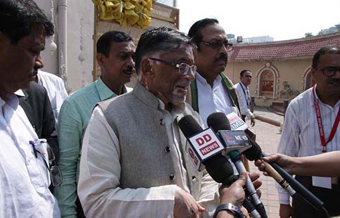 Hon'ble MOST speaking to the reporters during National Seminar on Jute Diversified Products at Kolkata Hon'ble MOST speaking to the reporters during National Seminar on Jute Diversified Products at Kolkata