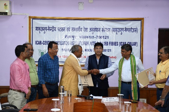 Shri S B Singh, Secretary NJB interacting with Jute farmers of the districts of Magadh and Katihar in presence of Director CRIJAF, Joint Director(A)/NJB and other Scientists of CRIJAF Shri S B Singh, Secretary NJB interacting with Jute farmers of the districts of Magadh and Katihar in presence of Director CRIJAF, Joint Director(A)/NJB and other Scientists of CRIJAF