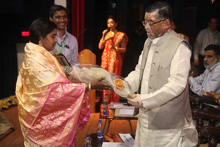 Hon'ble MOST Shri Santosh Kumar Gangwar being greeted by WSHG member at National Seminar on Jute Diversified Products at Kolkata