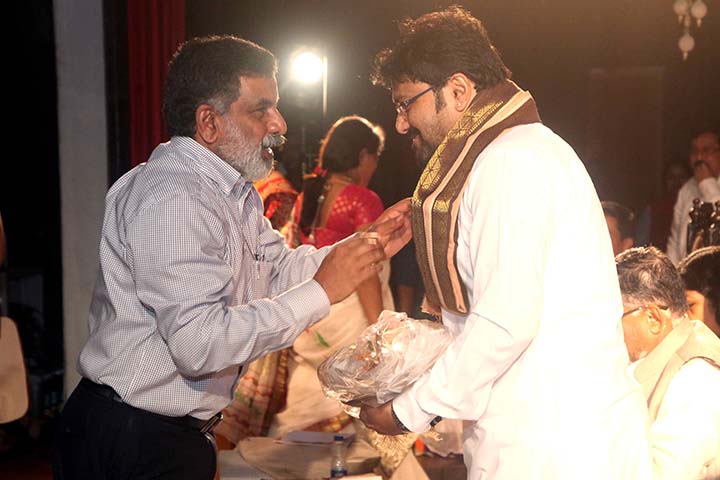 Hon'ble MOUD Shri Babul Supriya being greeted by Shri A Madhukar Reddy, Joint Secretary (Jute)